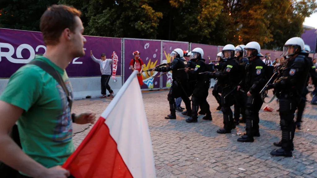 Střet mezi fotbalovými fanoušky Polska a Ruska