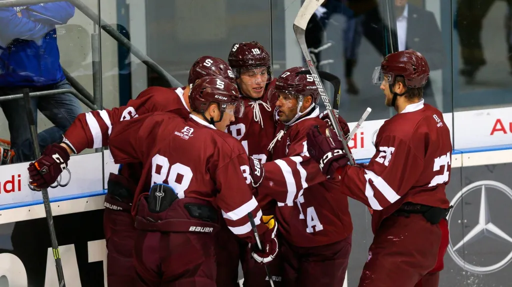 Radující se hokejisté Sparty 