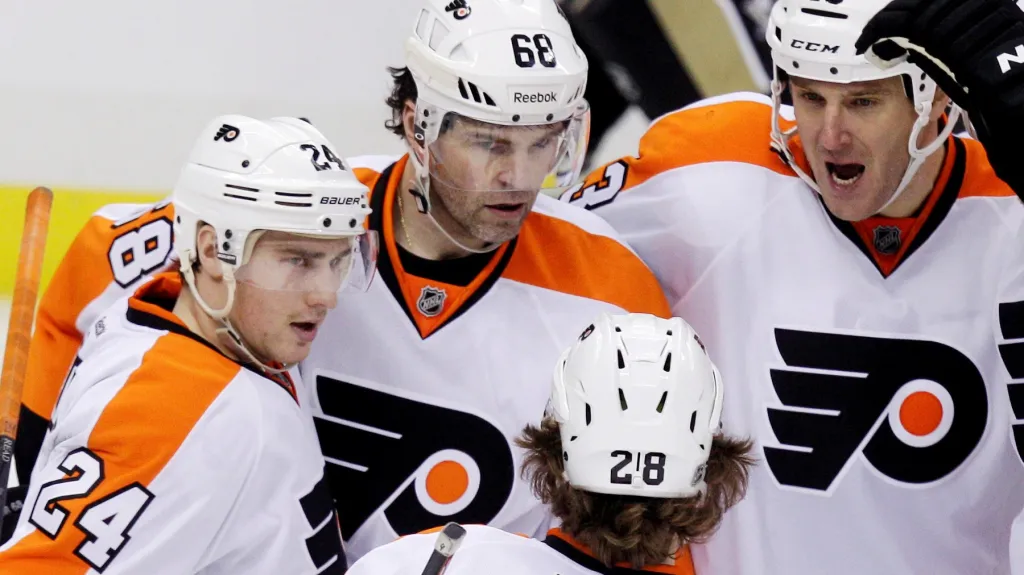 Jaromír Jágr slaví se spoluhráči gól