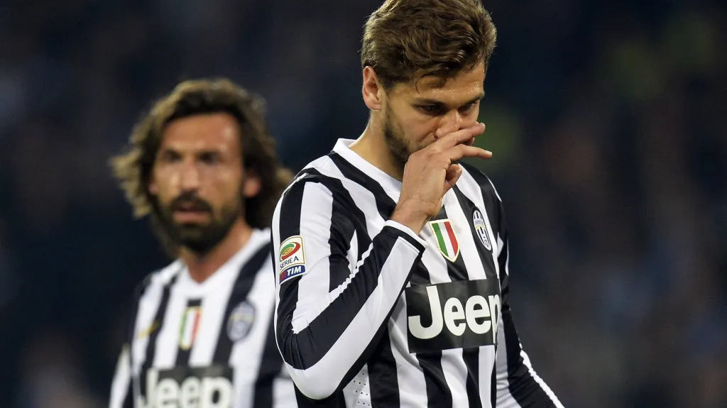 Zklamaní Fernando Llorente (v popředí) a Andrea Pirlo z Juventusu