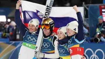 Záznam závodu smíšených týmů skokanů na lyžích