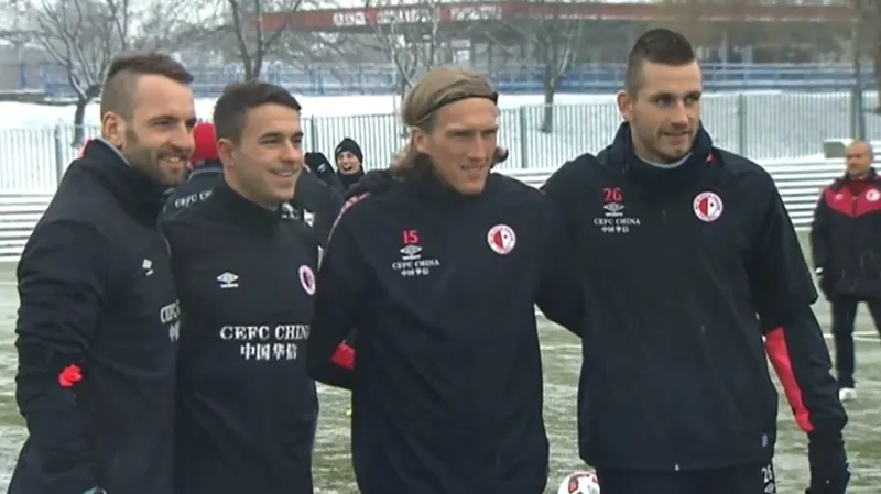 Slavia zahájila přípravu s posilami, ale bez Deliho a Ngadeua