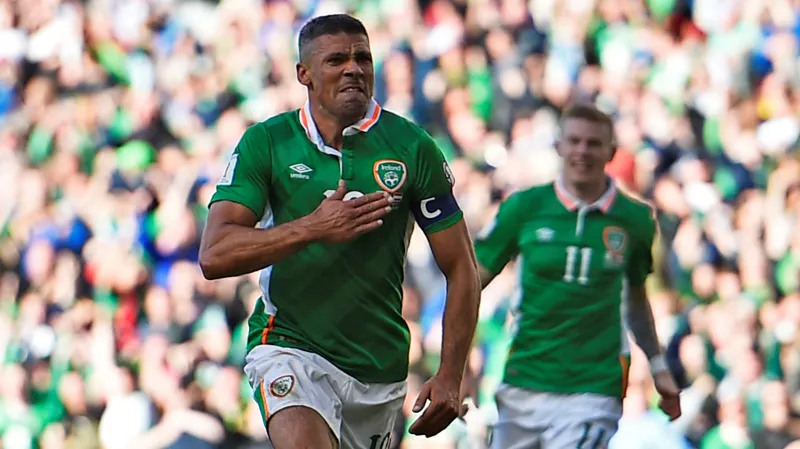 Jonathan Walters slaví vyrovnávací gól v síti Rakouska