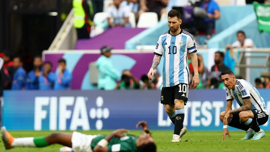 Zklamaný Lionel Messi (uprostřed) po porážce se Saúdskou Arábií