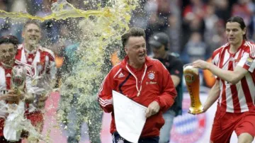 Luis van Gaal prchá před sprškou piva