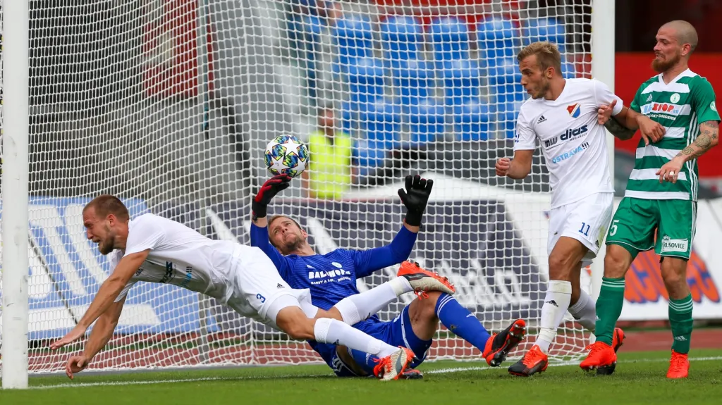 Martin Šindelář z Baníku (vlevo) střílí gól v utkání proti Bohemians 1905 