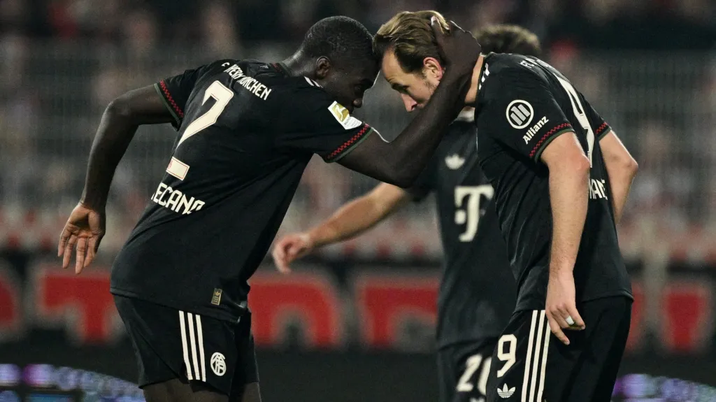 Harry Kane oslavuje srovnávací gól s Dayotem Upamecanou