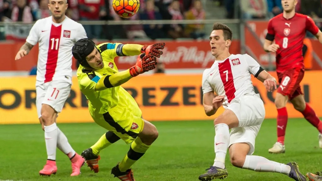 Petr Čech v utkání s Polskem