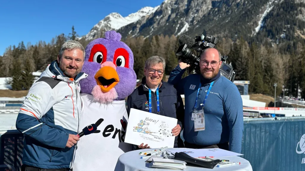 Reportér Jakub Ščurkevič a kameraman Jan Medlík s karikaturistou biatlonového MS