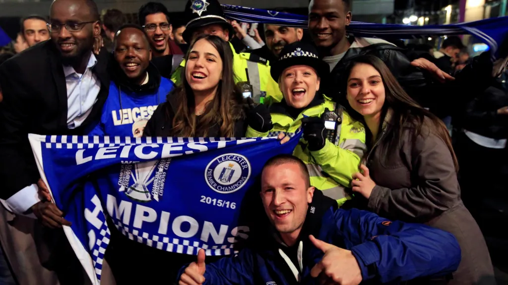 Fanoušci Leicesteru slaví s policisty titul Foxes v Premier League