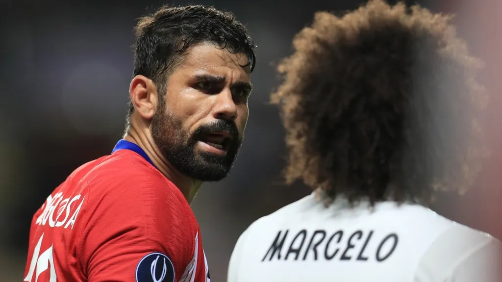Diego Costa z Atlética Madrid diskutuje s Marcelem z Realu Madrid