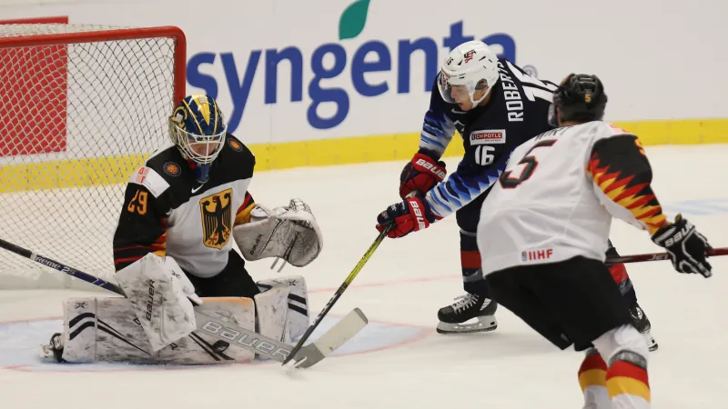 Američan Robertson zakončuje proti německému brankáři Ancickovi