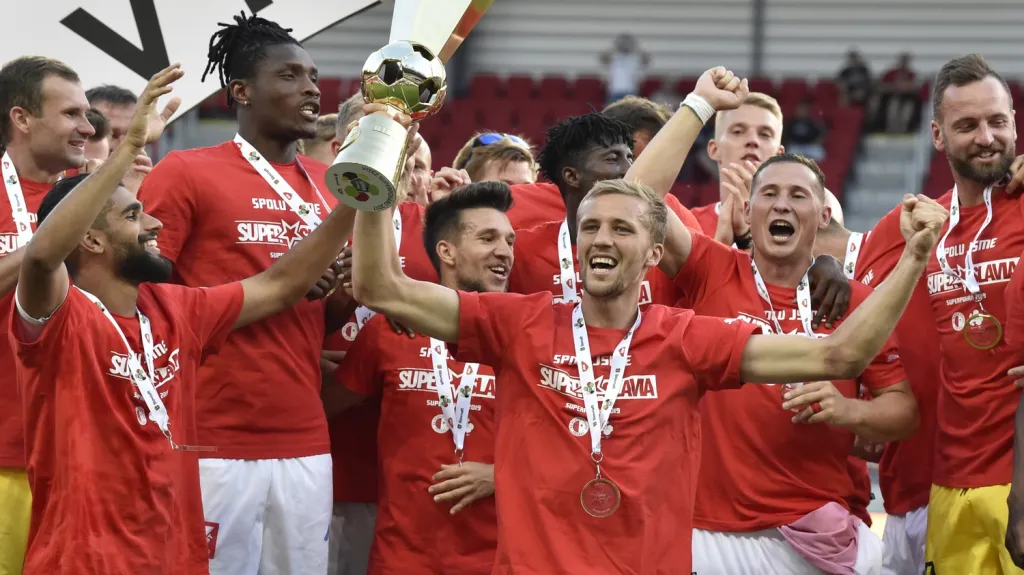 Fotbalisté Slavie se radují ze zisku Superpoháru