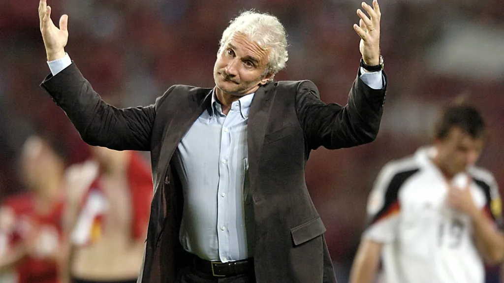 Zklamaný Rudi Völler po porážce 1:2 s Českem na Euru 2004
