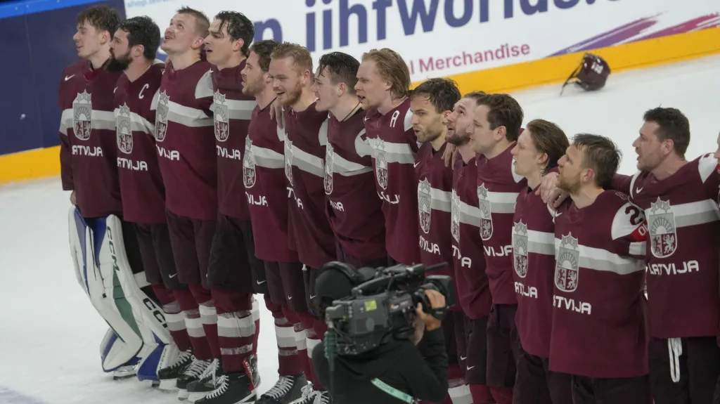 Hokejisté Lotyšska slaví historický postup do semifinále MS