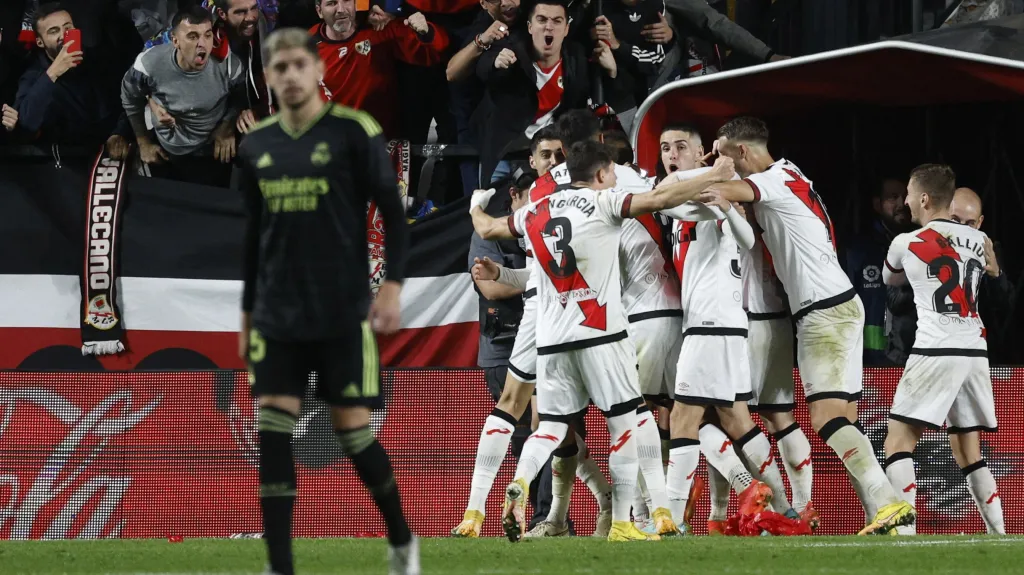 Fotbalisté Vallecana oslavují gól