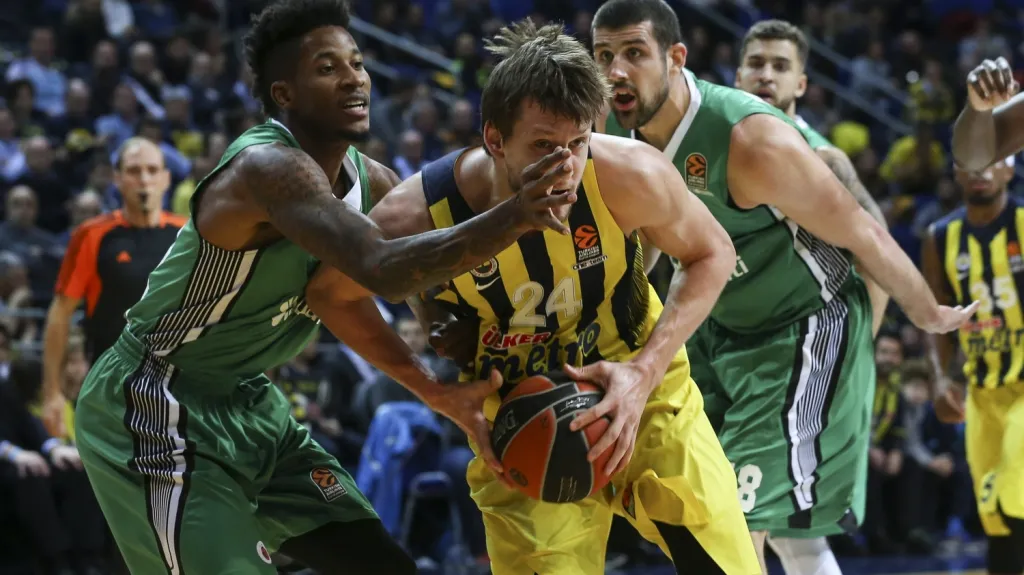 Čerstvý otec Veselý se 13 body podílel na výhře Fenerbahce