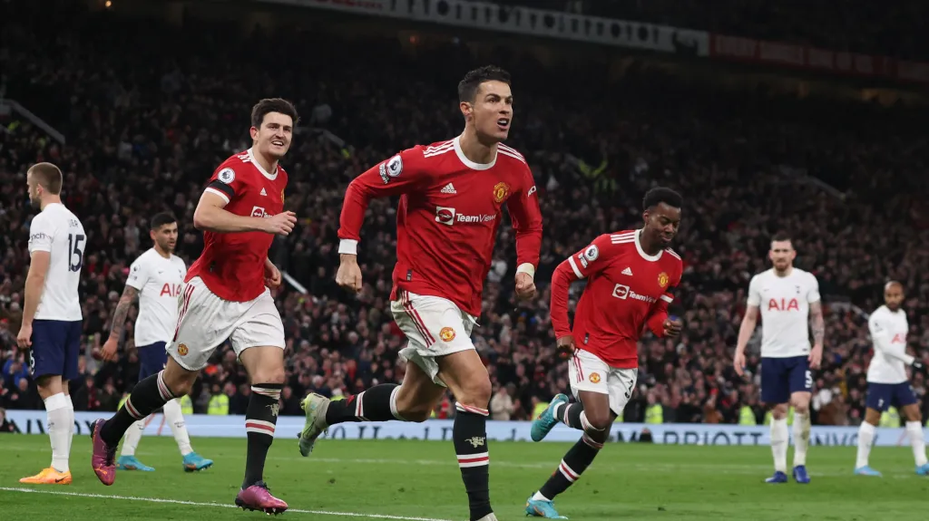 Cristiano Ronaldo z Manchesteru United (uprostřed) slaví gól