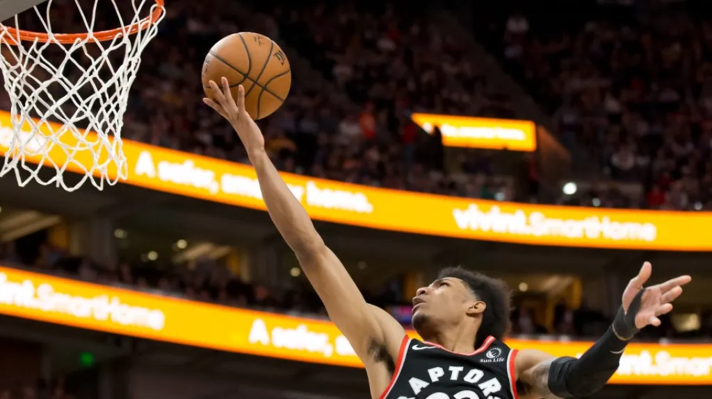 Patrick McCaw z Toronta Raptors dává koš