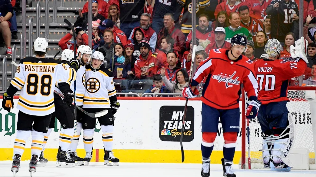 Hráči Bostonu se radují z gólu do sítě Washingtonu