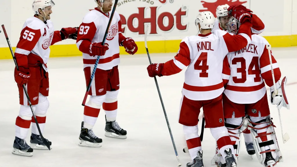 Brankář Petr Mrázek slaví vítězství ze svými spoluhráči z Detroitu