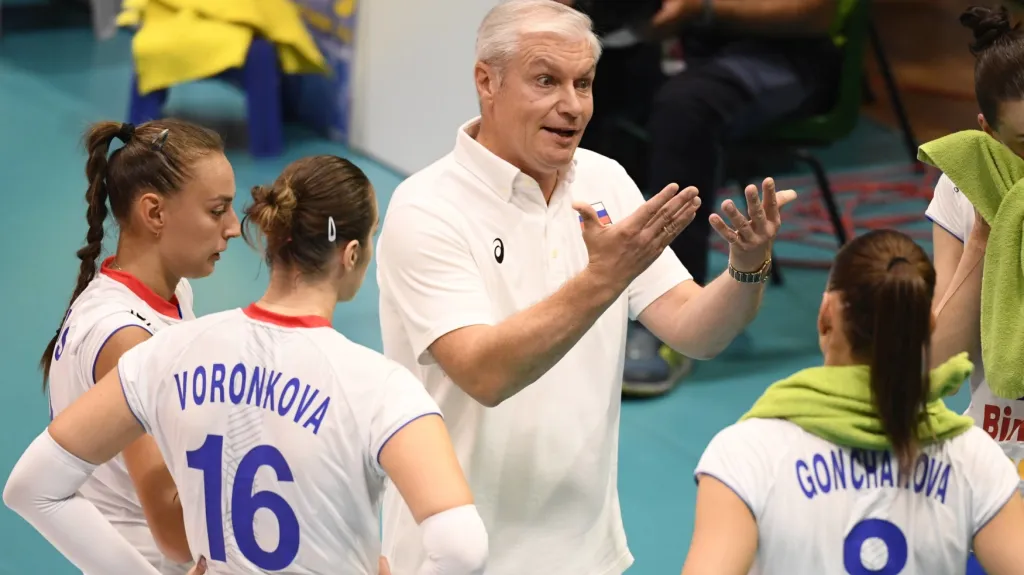Ruské volejbalistky a jejich trenér Pankov