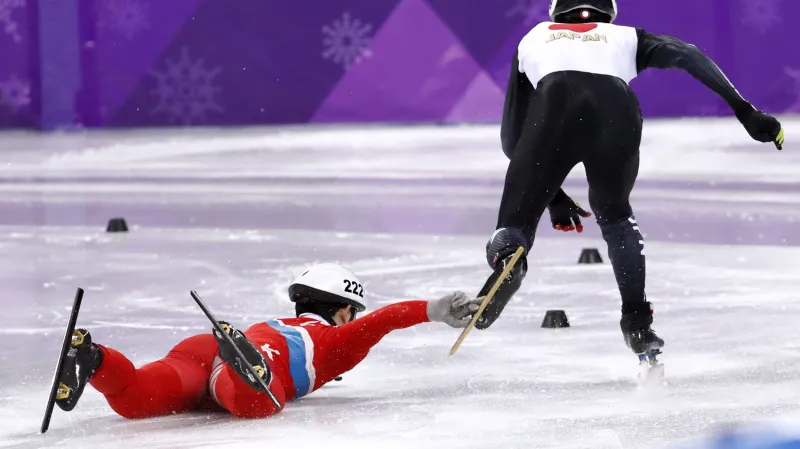 Zaváhání Čong Kwang-poma na startu závodu na 500 metrů