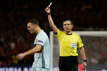 Rozhodčí ukazuje žlutou kartu Vermaelenovi