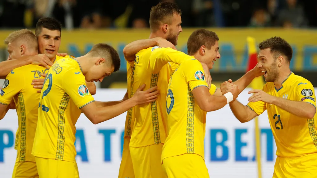 Fotbalisté Ukrajiny se radují z gólu v utkání kvalifikace ME