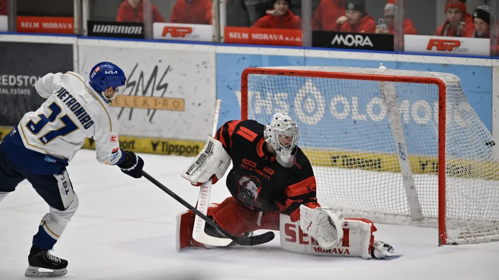 Kladenský obránce Phil Pietroniro překonává olomouckého brankáře Matěje Machovského