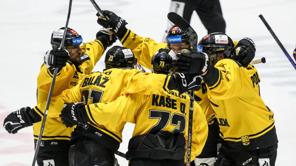 Litvínovští hokejisté slaví gól Ondřeje Baláže