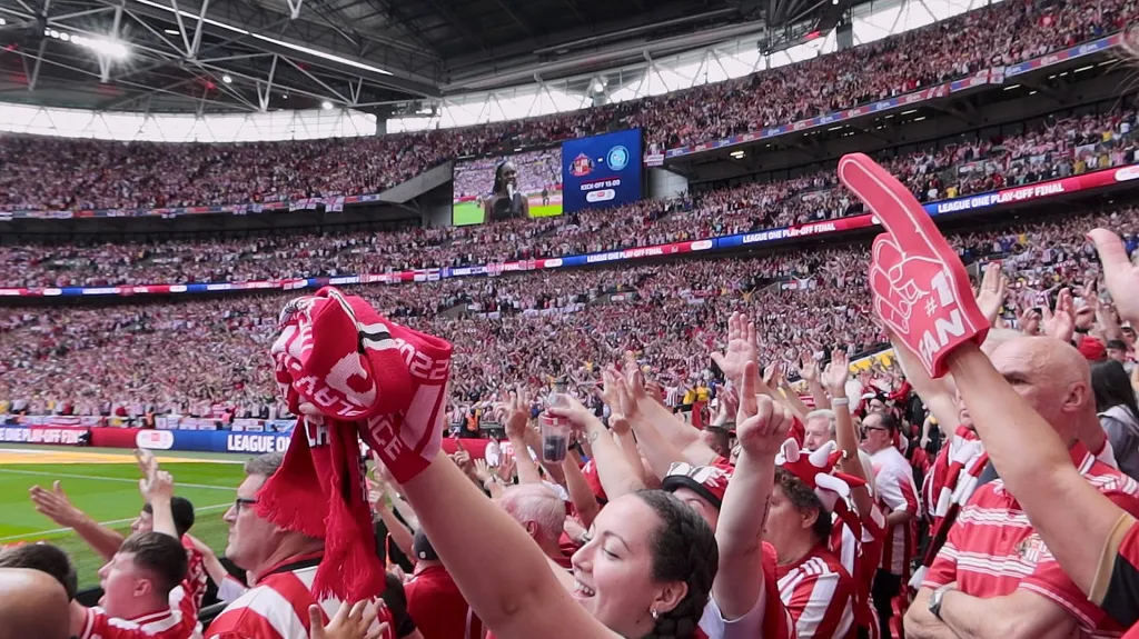 Záběr ze třetí sezony série Dycky Sunderland