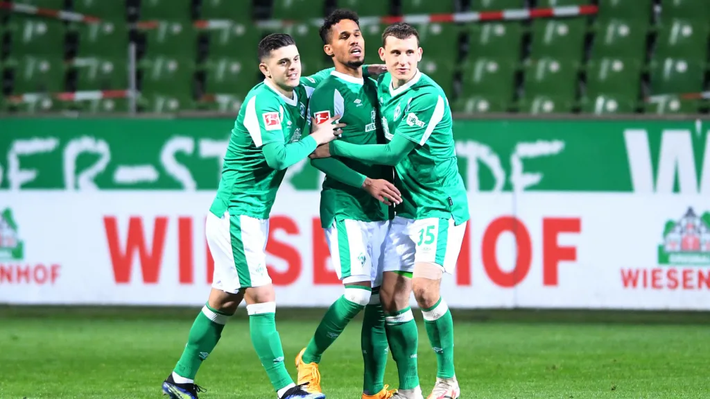 Spoluhráči z Brém objímají Gebre Selassieho po gólu