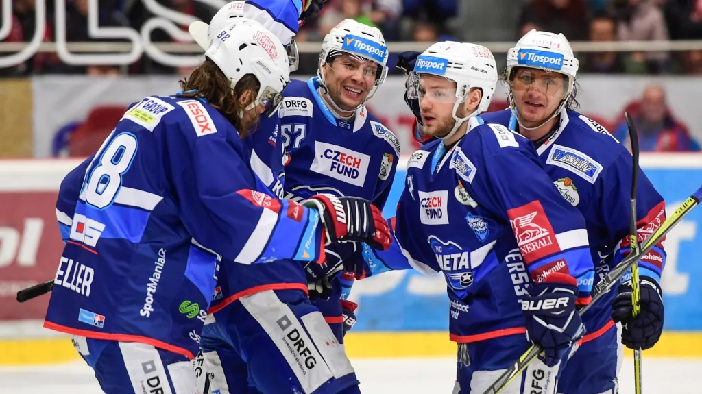 Jan Hruška (druhý zleva) se raduje se spoluhráči z Komety Brno z gólu