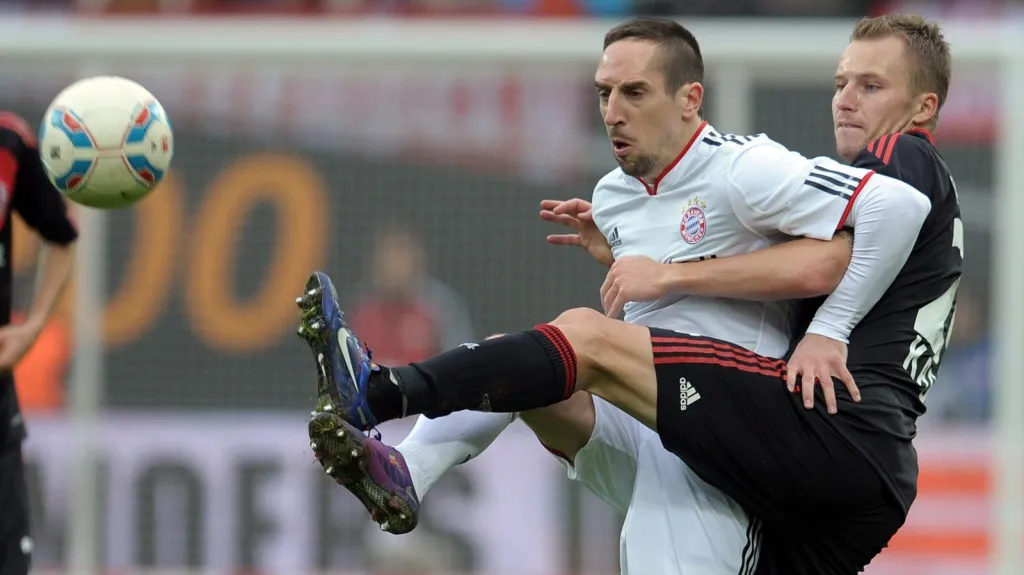 Michal Kadlec blokuje Riberyho