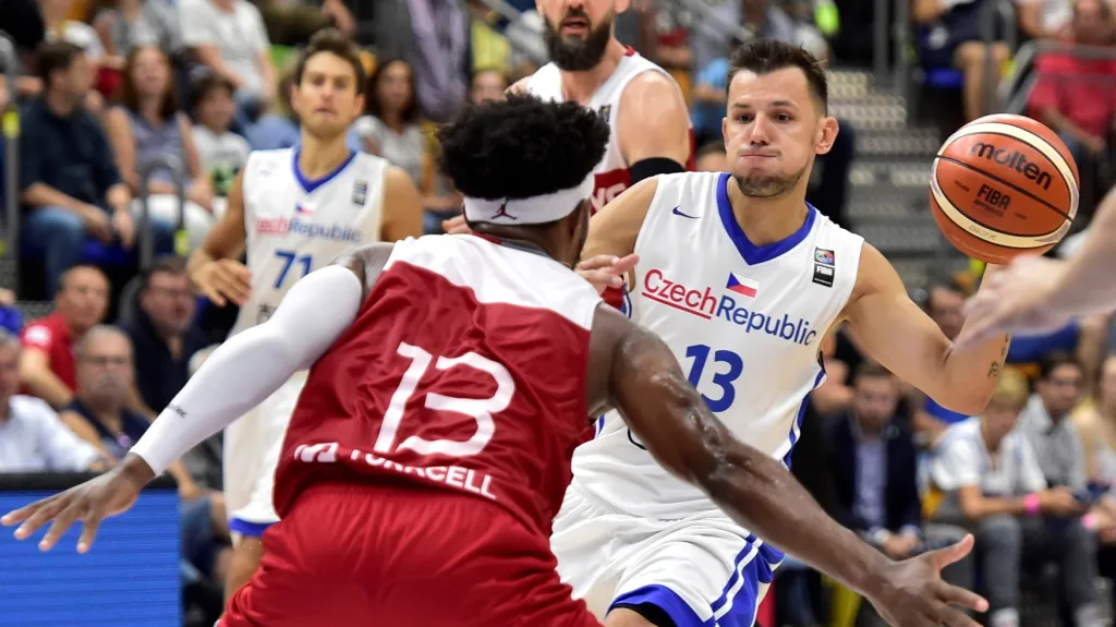 Jakub Šiřina (číslo 13) v utkání proti Turecku