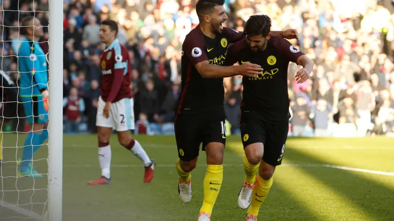 Agüero s Nolitem slaví druhý gól Citizens v Burnley