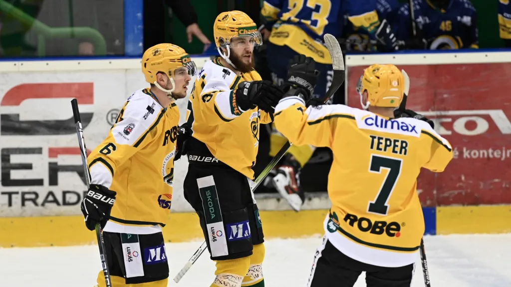 Hokejisté Vsetína se radují z branky v utkání proti Zlínu