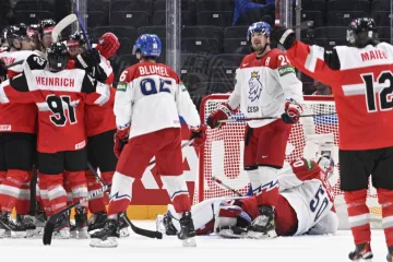 Hokejisté Rakouska se radují z gólu v síti Česka