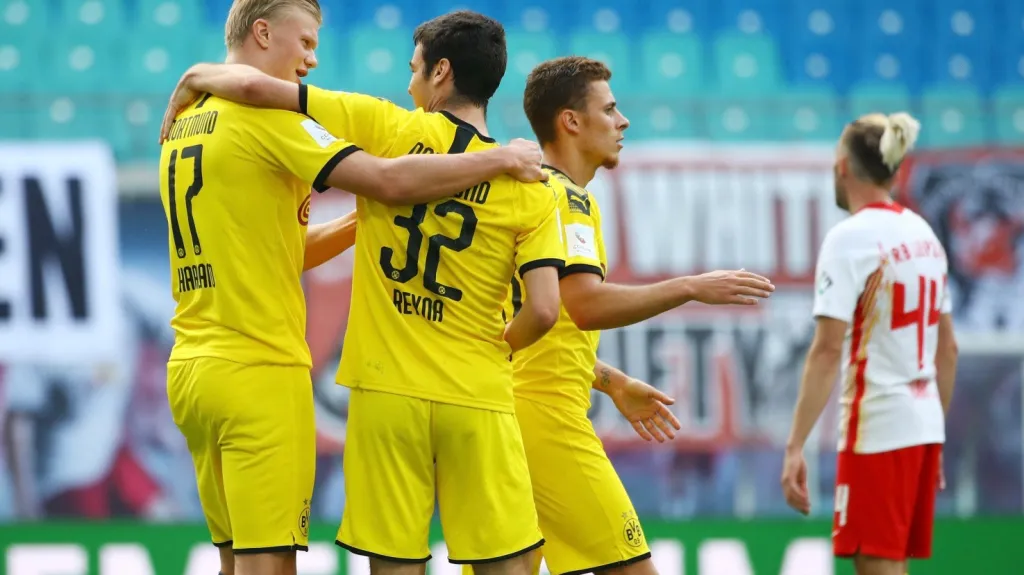 Fotbalisté Dortmundu se radují v utkání proti Lipsku