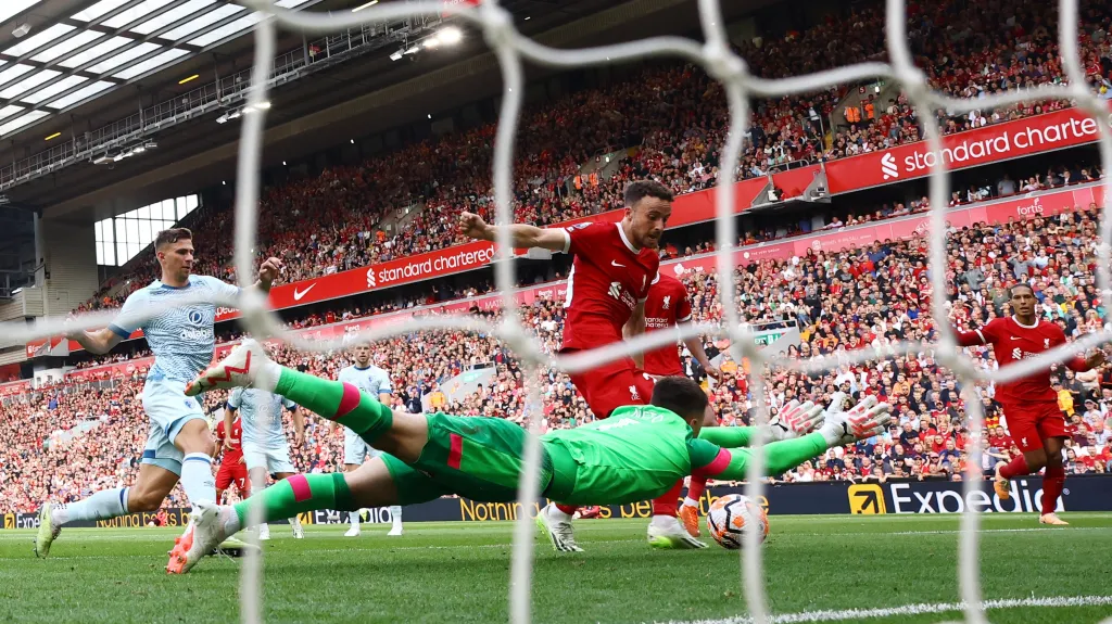 Diogo Jota dává gól do sítě Bournemouthu