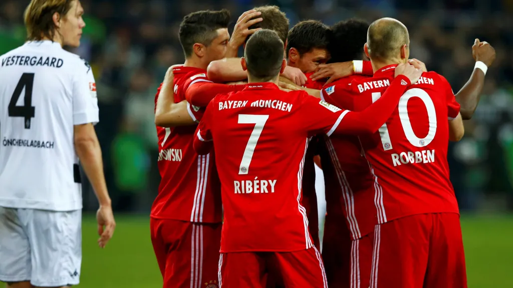 Fotbalisté Bayernu se radují z gólu v síti Mönchengladbachu