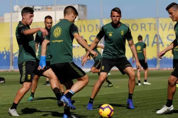 Tomáš Pekhart sleduje akci na tréninku Las Palmas