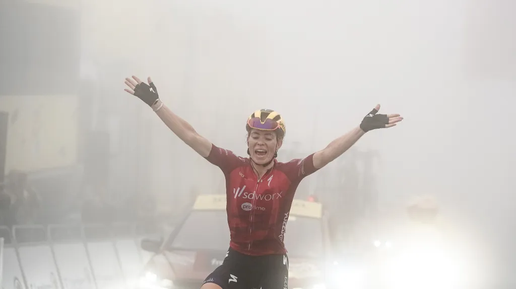 Demi Volleringová v cíli etapy na vrcholu Tourmalet