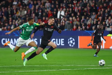 Patrik Schick a Malick Thiaw v utkání Leverkusenu s Newcastlem