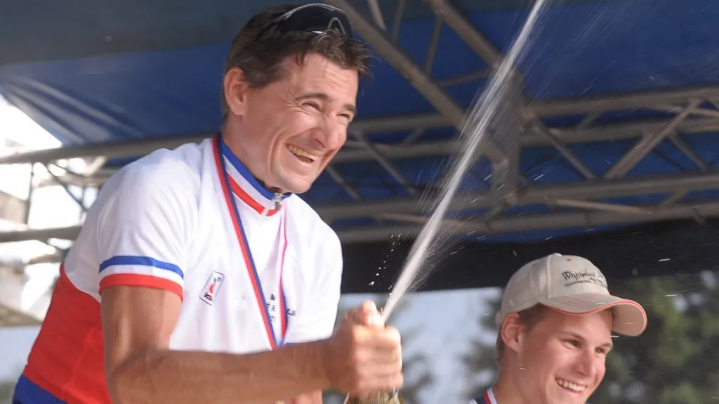 Radost Milana Kadlece ,vpravo třetí Jiří Polnický