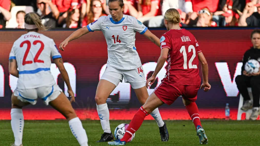 České fotbalistky v zápase proti Dánkám