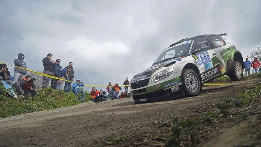 Diváci jsou při rallye nebezpečně blízko