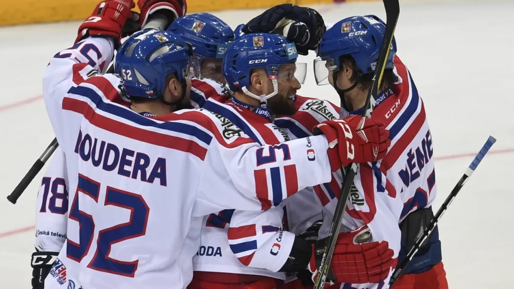 Martin Růžička v objetí spoluhráčů