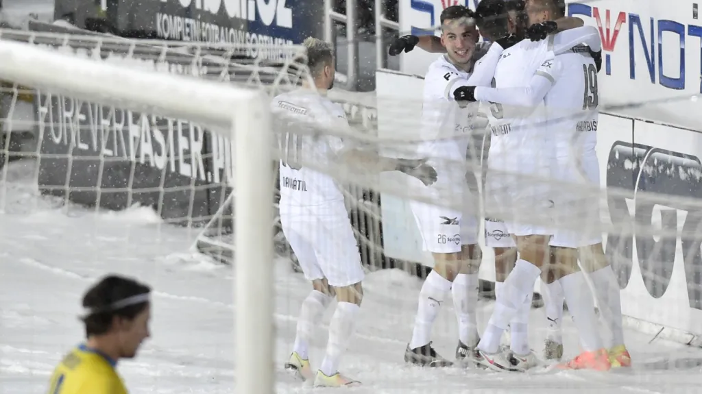 Fotbalisté Slovácka oslavují gól v síti Teplic
